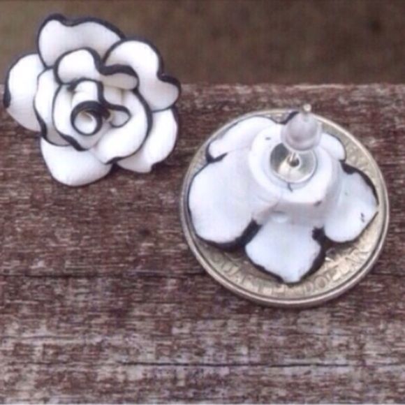 White Flower Studs ✨LAST PAIR✨ - Picture 3 of 4